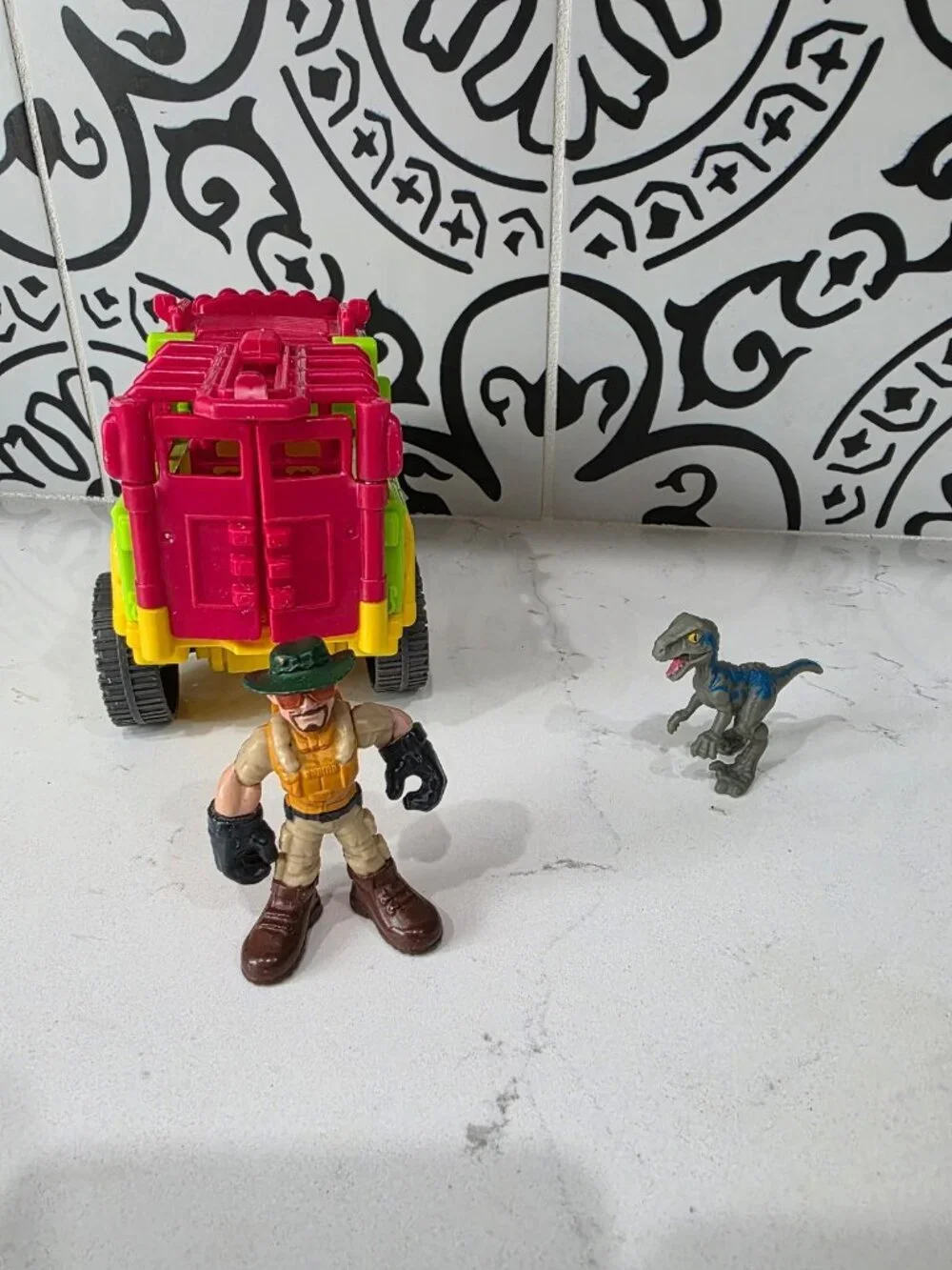Fisher-Price Imaginext Jurassic World set Jeep w/ Figure & Velociraptor